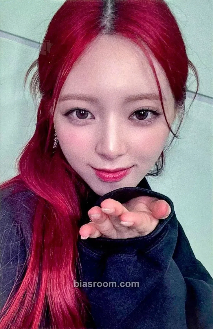 Yuna BORN TO BE Photocard - ITZY - ITZY K-pop photocard