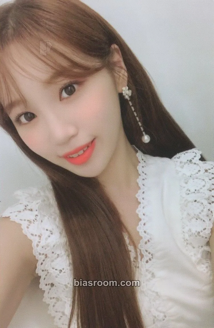 Kim Chaewon BLOOM*IZ Photocard - IZ*ONE - IZ*ONE K-pop photocard