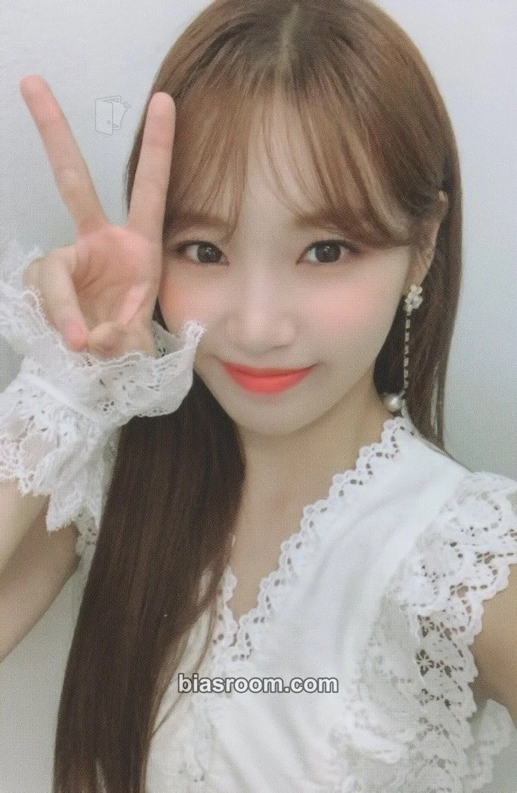 Kim Chaewon BLOOM*IZ Photocard - IZ*ONE - IZ*ONE K-pop photocard