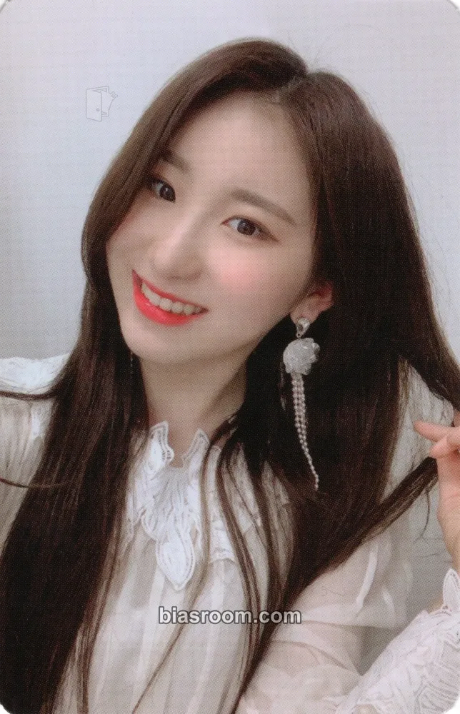 Lee Chaeyeon BLOOM*IZ Photocard - IZ*ONE - IZ*ONE K-pop photocard
