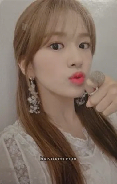 Yujin BLOOM*IZ Photocard - IZ*ONE - IZ*ONE K-pop photocard