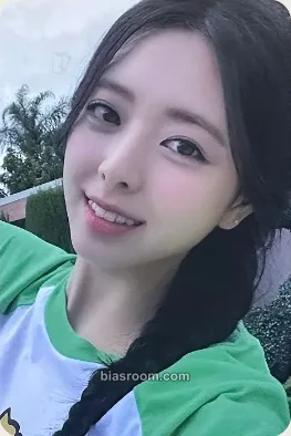 Yuna 2024: Best Friends Forever Season's Greetings Photocard - ITZY - ITZY K-pop photocard