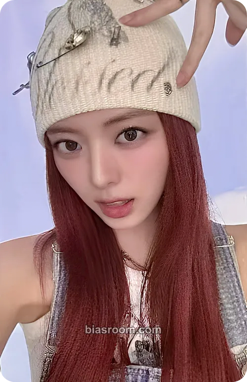 Yuna The 3rd Fan Meeting ITZY, MIDZY, Let's Fly! "Cells of Faith" Photocard - ITZY - ITZY K-pop photocard