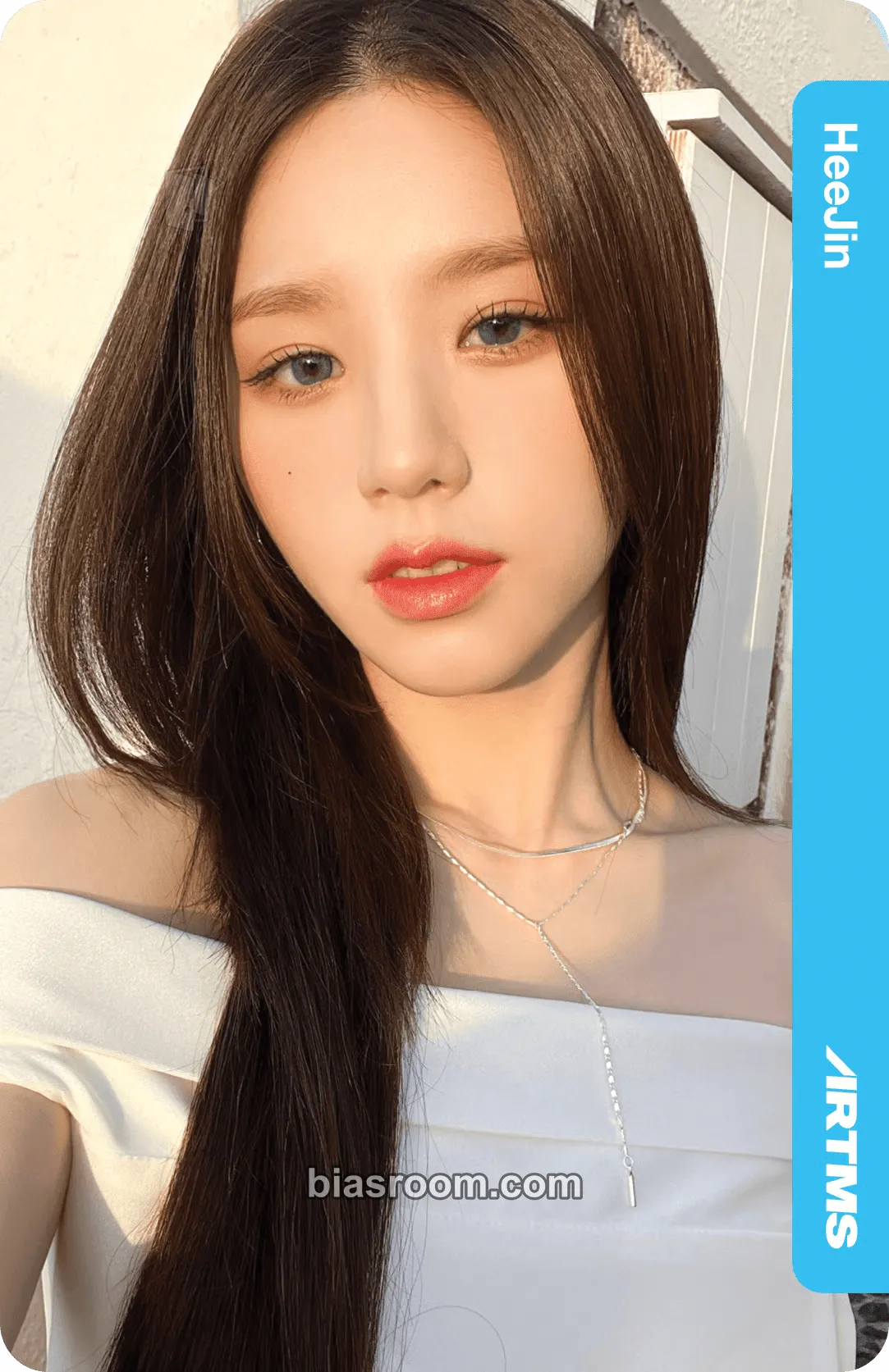 HeeJin 2024 Season's Greetings: Shoot for the Moon Photocard - ARTMS - ARTMS K-pop photocard