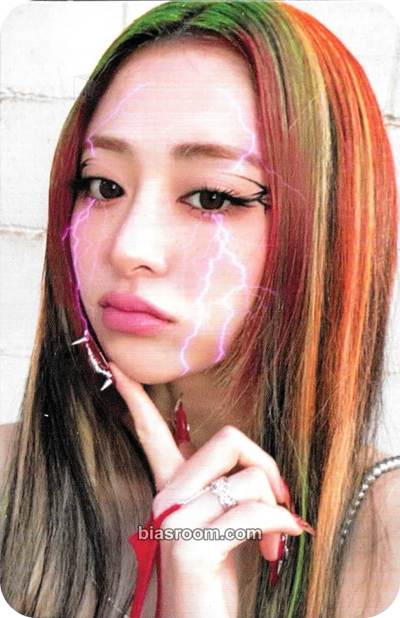 Huh Yunjin CRAZY Photocard - LE SSERAFIM - LE SSERAFIM K-pop photocard