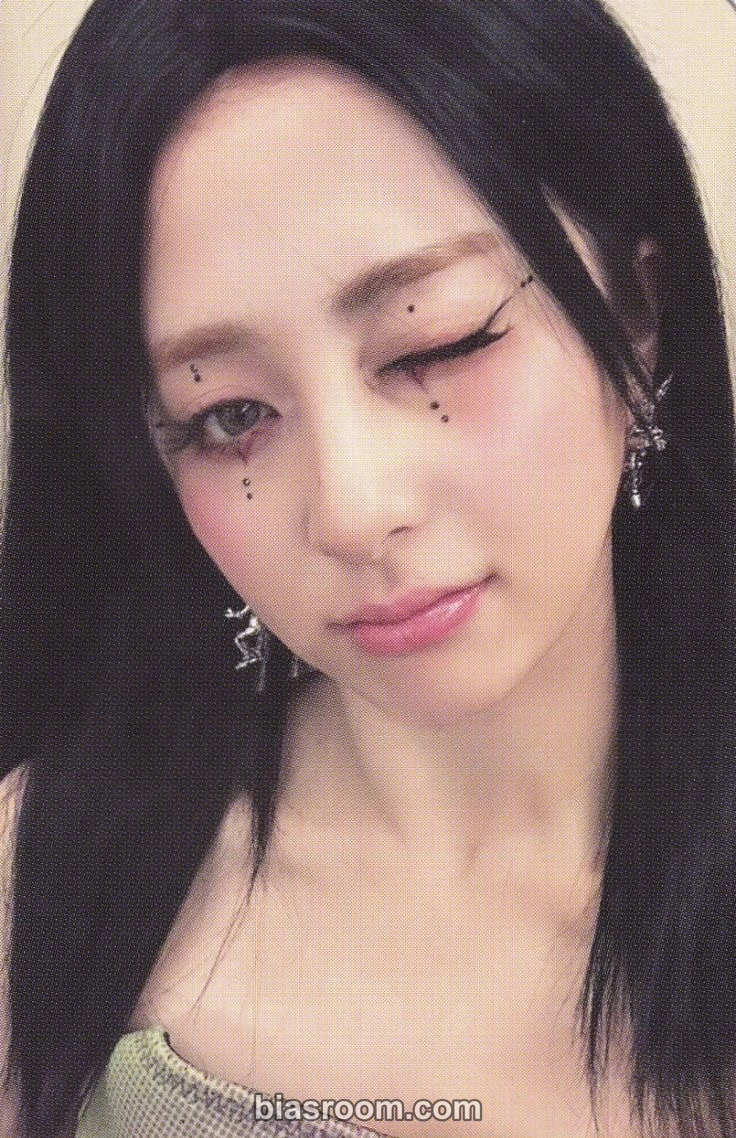 Huh Yunjin CRAZY Photocard - LE SSERAFIM - LE SSERAFIM K-pop photocard
