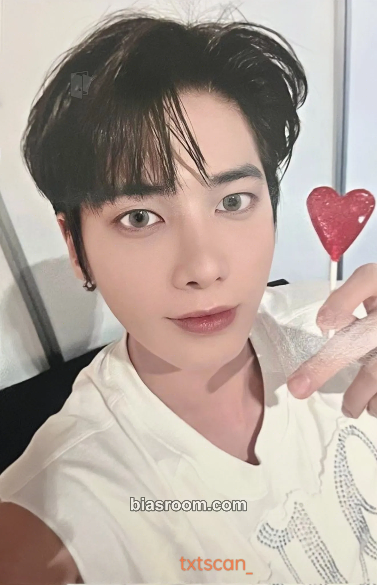 Taehyun Love Language Photocard - TOMORROW X TOGETHER - TOMORROW X TOGETHER K-pop photocard