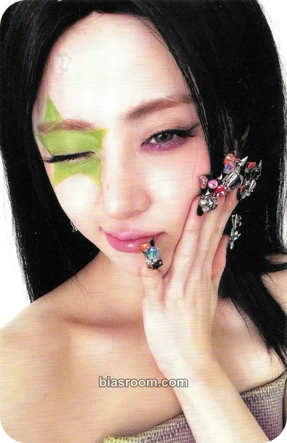 Huh Yunjin CRAZY Photocard - LE SSERAFIM - LE SSERAFIM K-pop photocard