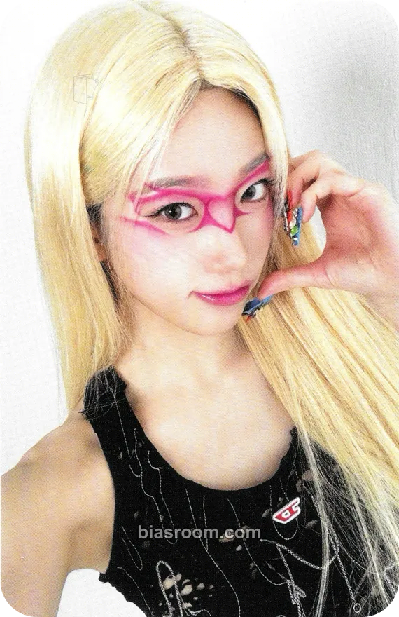 Kazuha CRAZY Photocard - LE SSERAFIM - LE SSERAFIM K-pop photocard