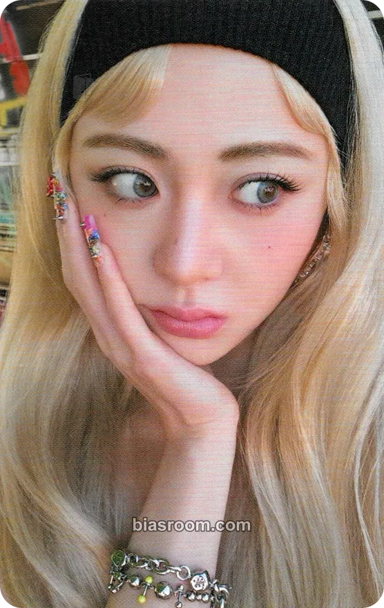 Huh Yunjin DIFFERENT Photocard - LE SSERAFIM - LE SSERAFIM K-pop photocard