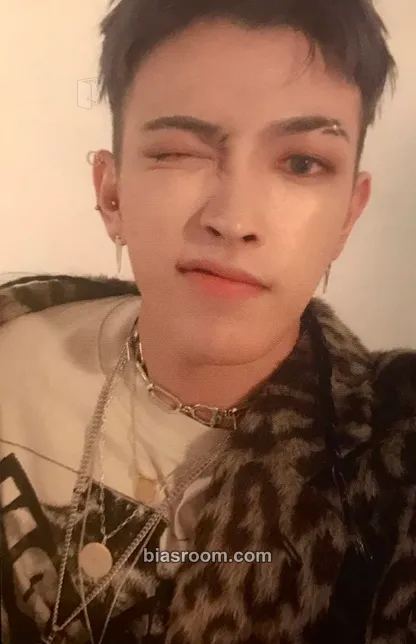 Hongjoong TREASURE EP.FIN : All To Action Photocard - ATEEZ - ATEEZ K-pop photocard