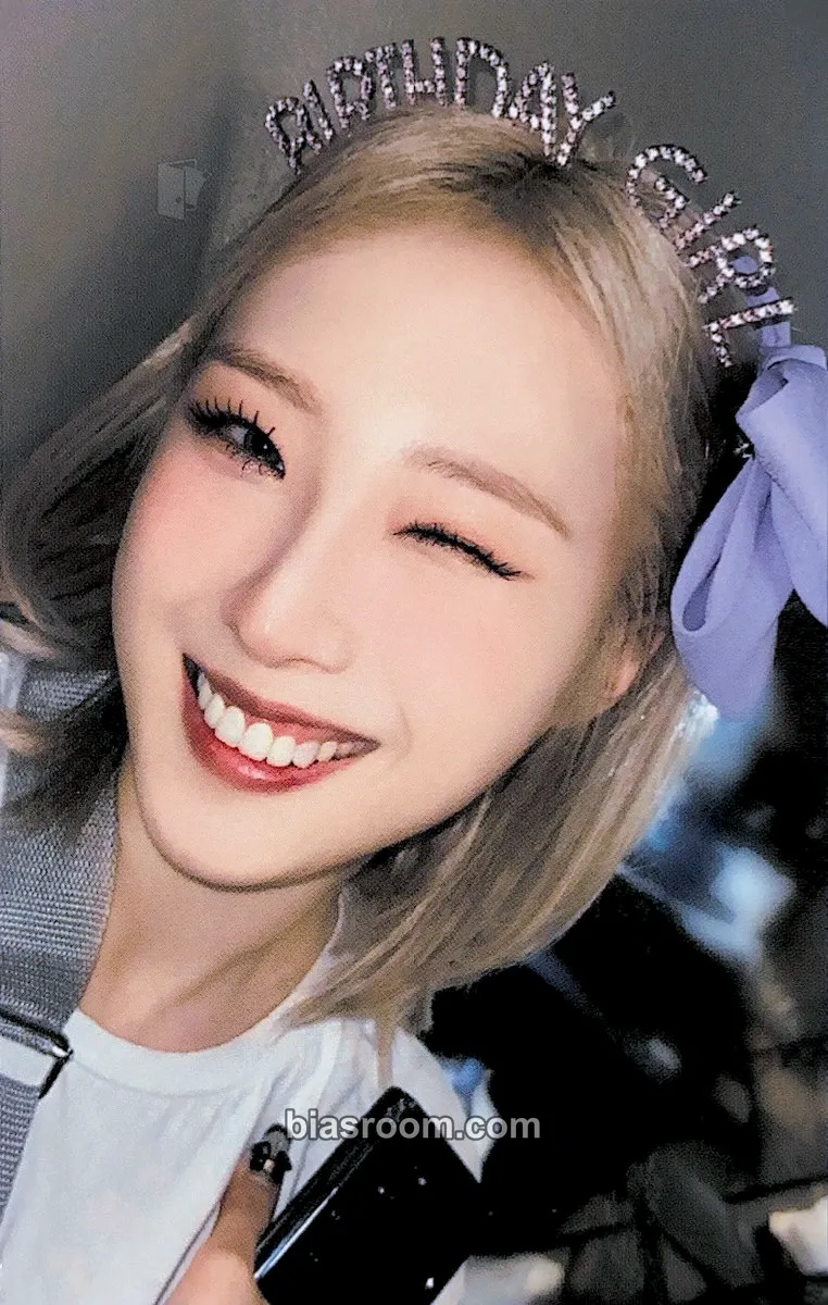 HaSeul LOONA 1st World Tour: LOONATHEWORLD Photocard - LOONA - LOONA K-pop photocard