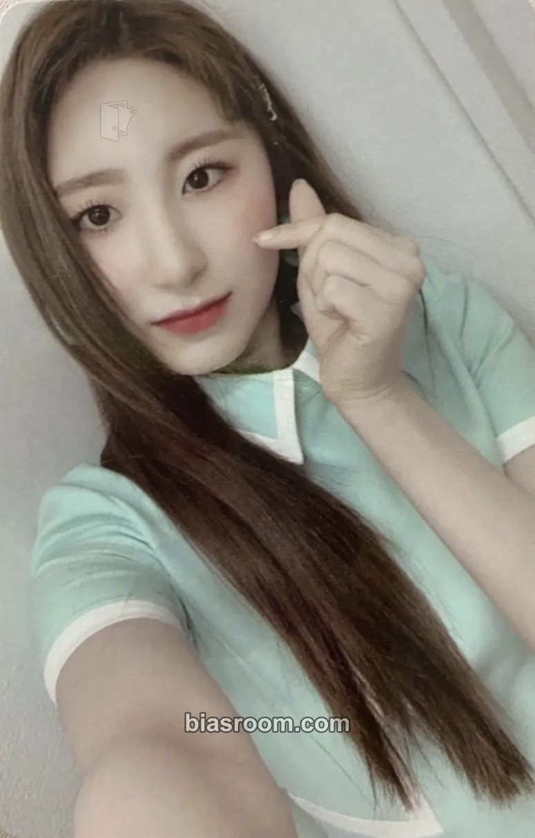 Lee Chaeyeon HEART*IZ Photocard - IZ*ONE - IZ*ONE K-pop photocard