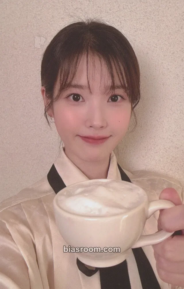 IU - IU - 2025 SEASON'S GREETINGS Other standard edition