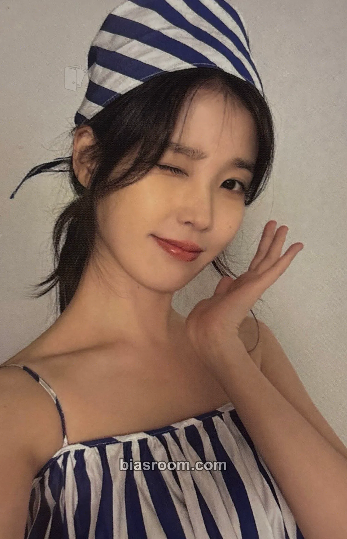 IU A flower bookmark, Pt. 3 Photocard - IU K-pop photocard
