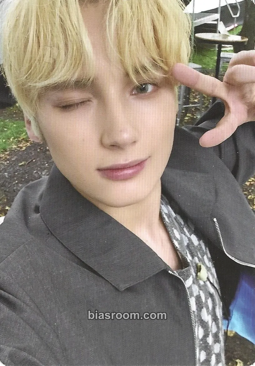 Huening Kai MOA Bong Ver. 2 Photocard - TOMORROW X TOGETHER - TOMORROW X TOGETHER K-pop photocard