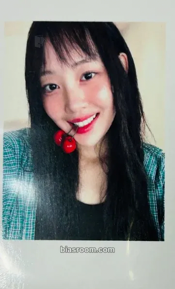 Yves LOOP Photocard - Yves - Yves K-pop photocard
