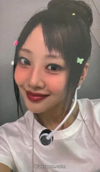 Yves  - Yves - LOOP Album JJMUZE online fansign