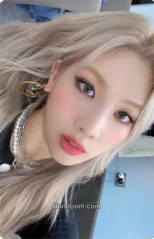 Kim Lip Not Friends Photocard - LOONA - LOONA K-pop photocard