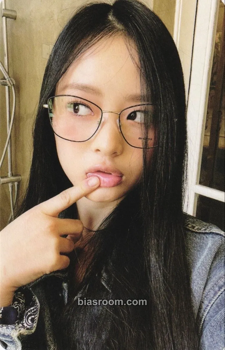 Hanni NewJeans 1st EP “New Jeans” Photocard - NewJeans - NewJeans K-pop photocard