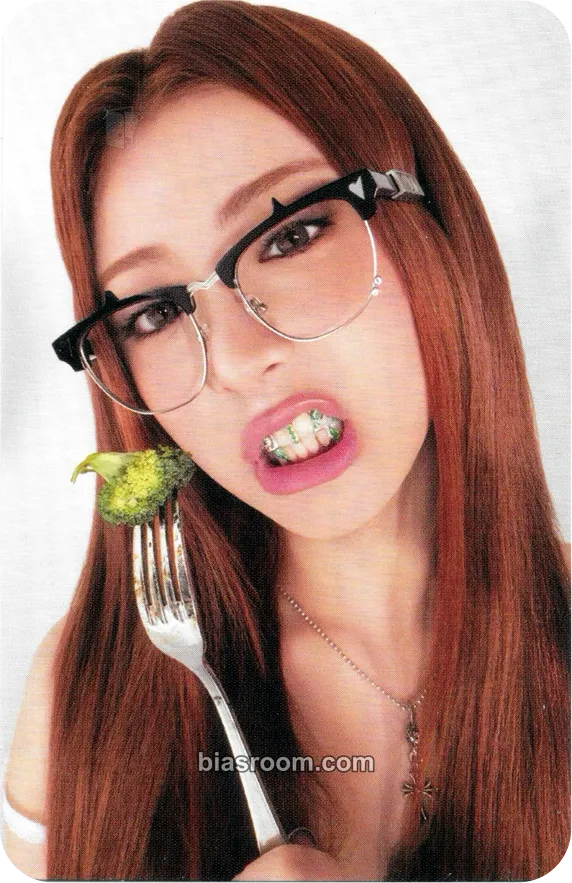 Huh Yunjin SPAGHETTI Photocard - LE SSERAFIM - LE SSERAFIM K-pop photocard