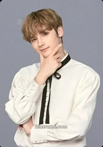 Huening Kai Act: Boy Photocard - TOMORROW X TOGETHER - TOMORROW X TOGETHER K-pop photocard