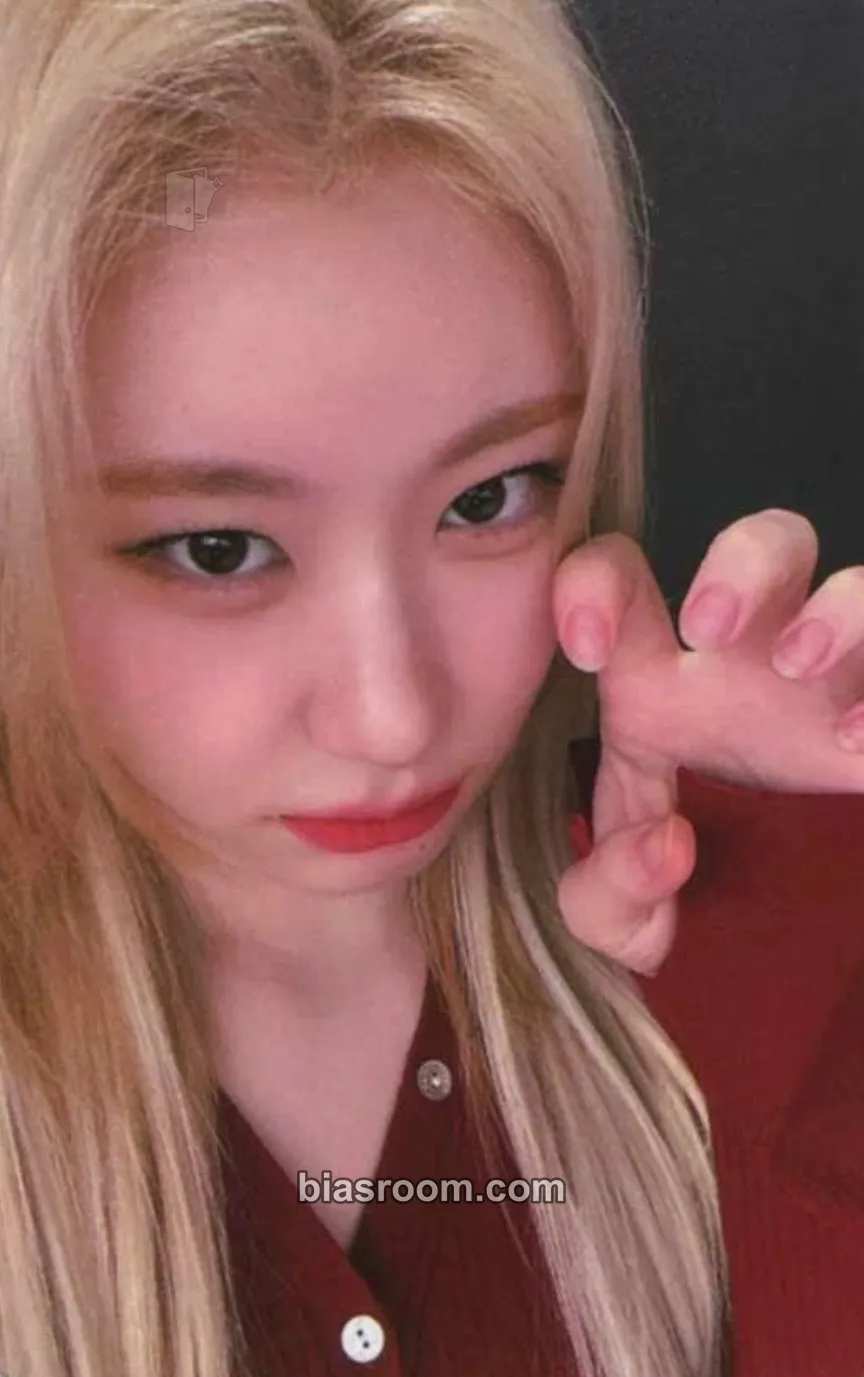 Chaeryeong GOLD Photocard - ITZY - ITZY K-pop photocard