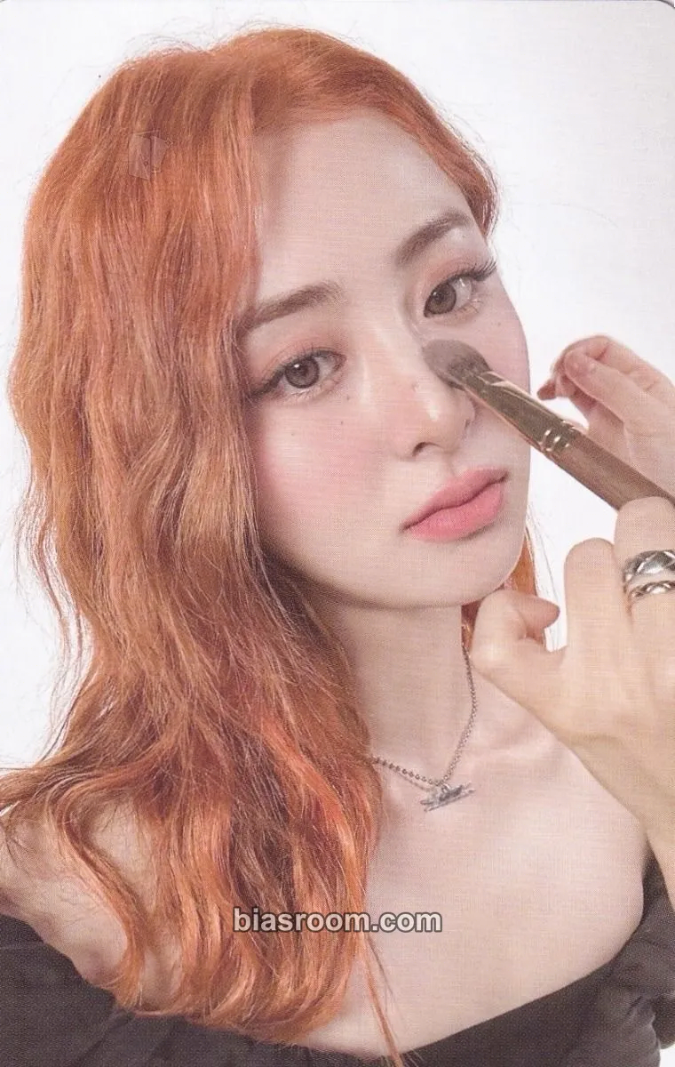 Huh Yunjin EASY Photocard - LE SSERAFIM - LE SSERAFIM K-pop photocard