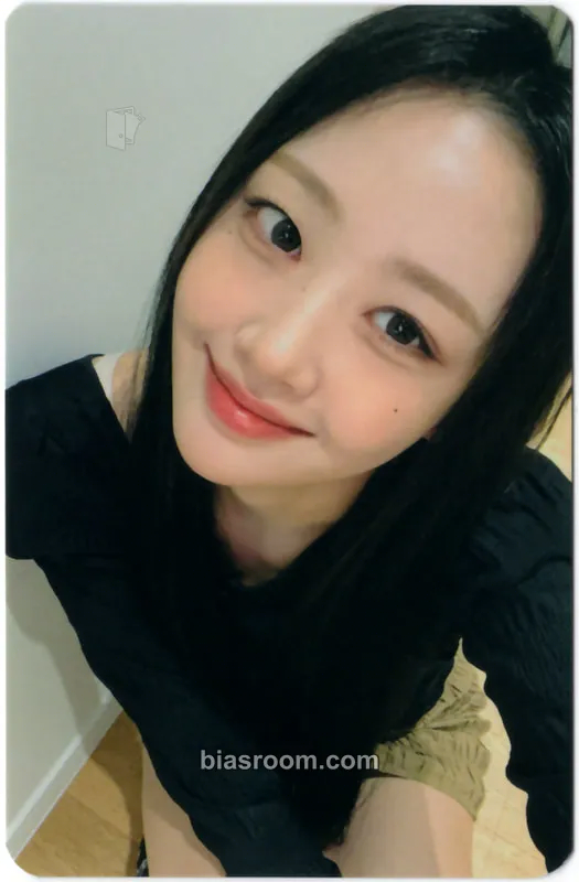 Yves YVES 1st World Tour: Apple Cinnamon Crunch Tour Photocard - Yves - Yves K-pop photocard