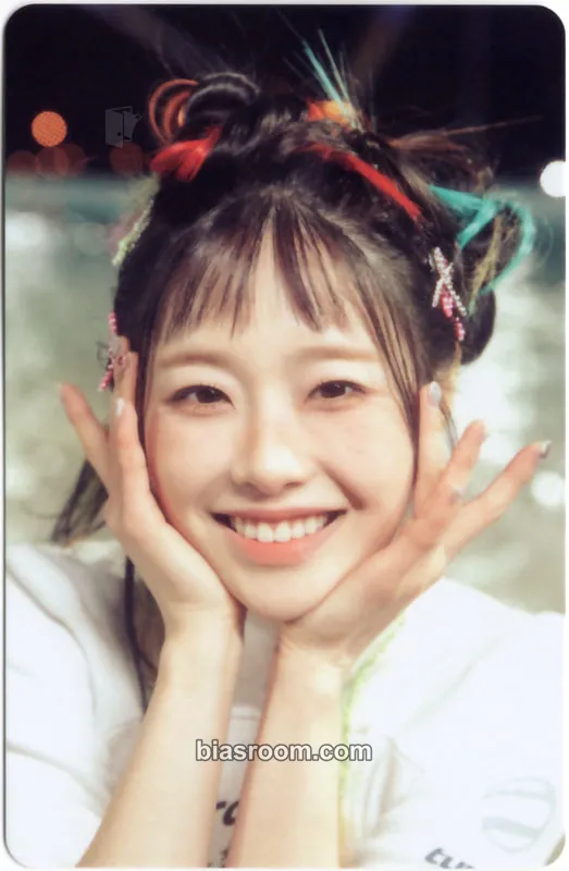 Chuu Strawberry Rush Photocard - Chuu K-pop photocard