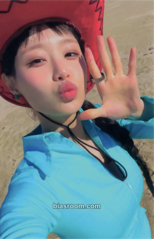 Chuu Strawberry Rush Photocard - Chuu K-pop photocard