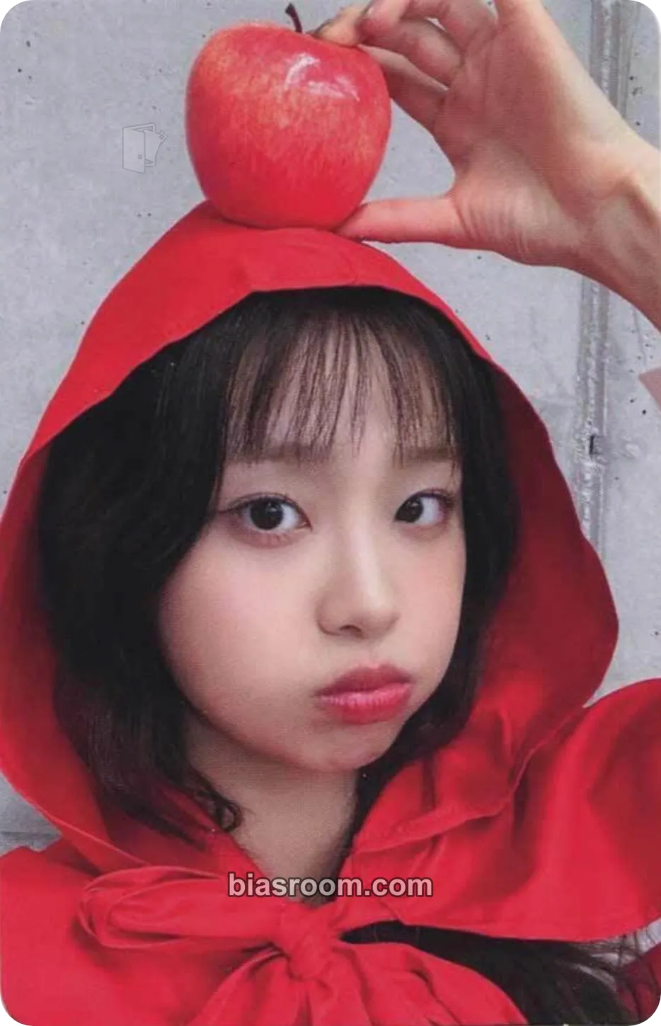 Chuu Strawberry Rush Photocard - Chuu K-pop photocard