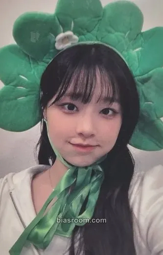 Chuu Strawberry Rush Photocard - Chuu K-pop photocard