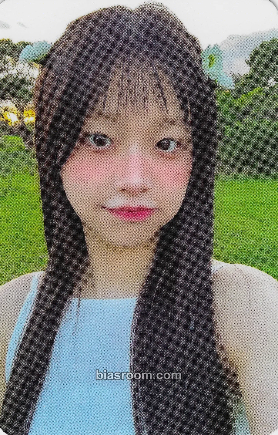 Chuu Strawberry Rush Photocard - Chuu K-pop photocard