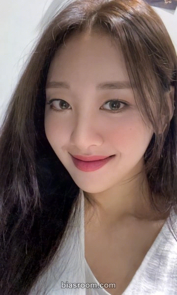 Yves Official Lightstick Photocard - LOONA - LOONA K-pop photocard