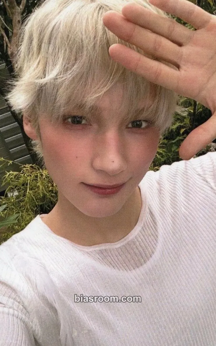 Huening Kai Starkissed Photocard - TOMORROW X TOGETHER - TOMORROW X TOGETHER K-pop photocard