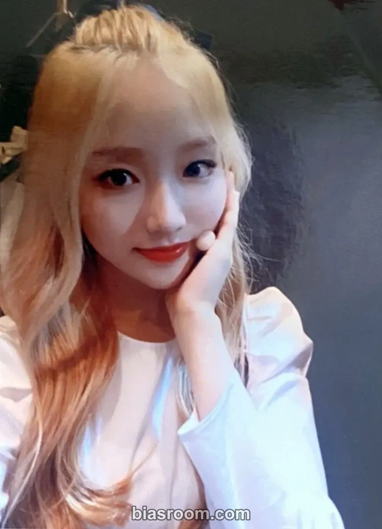 Go Won beauty&thebeat Photocard - LOONA - LOONA K-pop photocard