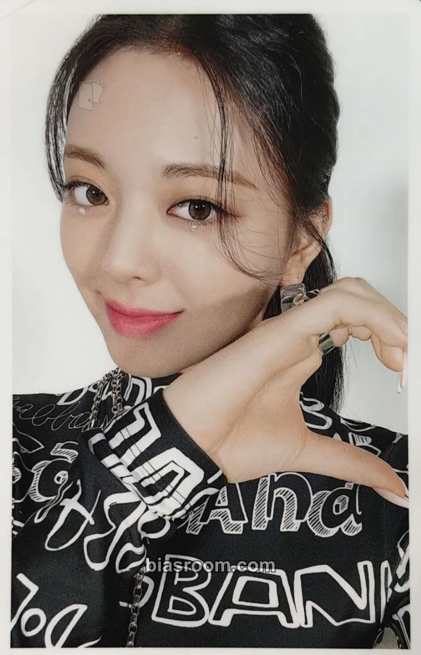 Yuna IT’z ITZY Photocard - ITZY - ITZY K-pop photocard