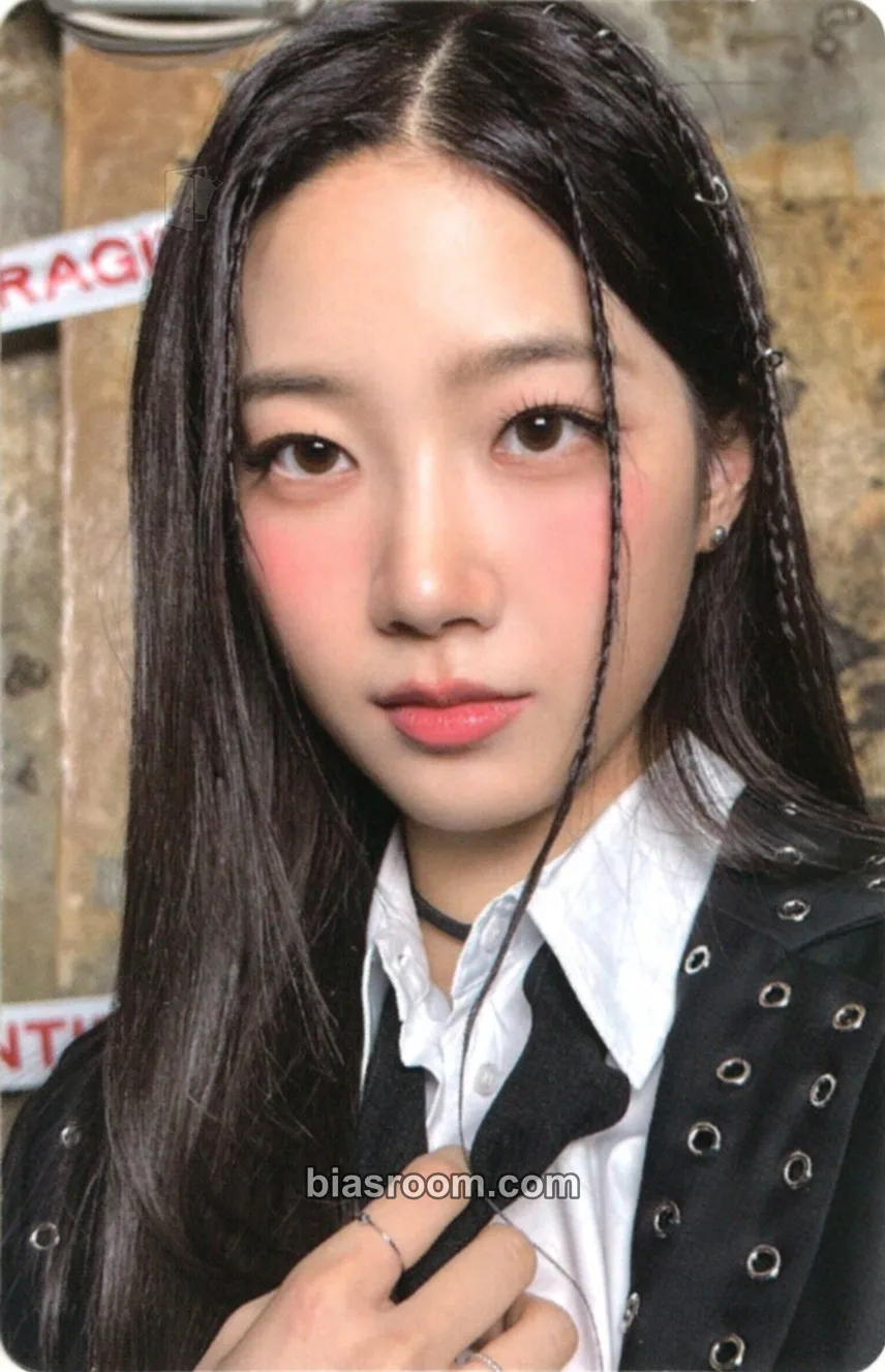 Kazuha ANTIFRAGILE Photocard - LE SSERAFIM - LE SSERAFIM K-pop photocard