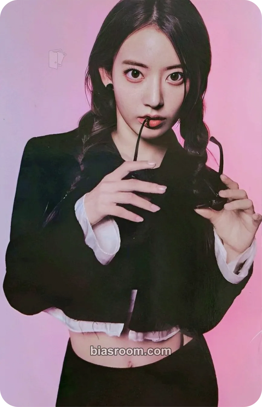 Sakura FEARLESS Photocard - LE SSERAFIM - LE SSERAFIM K-pop photocard