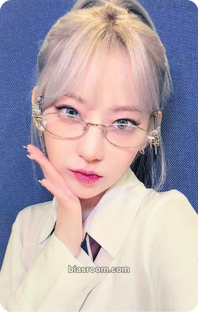 Sakura EASY Photocard - LE SSERAFIM - LE SSERAFIM K-pop photocard