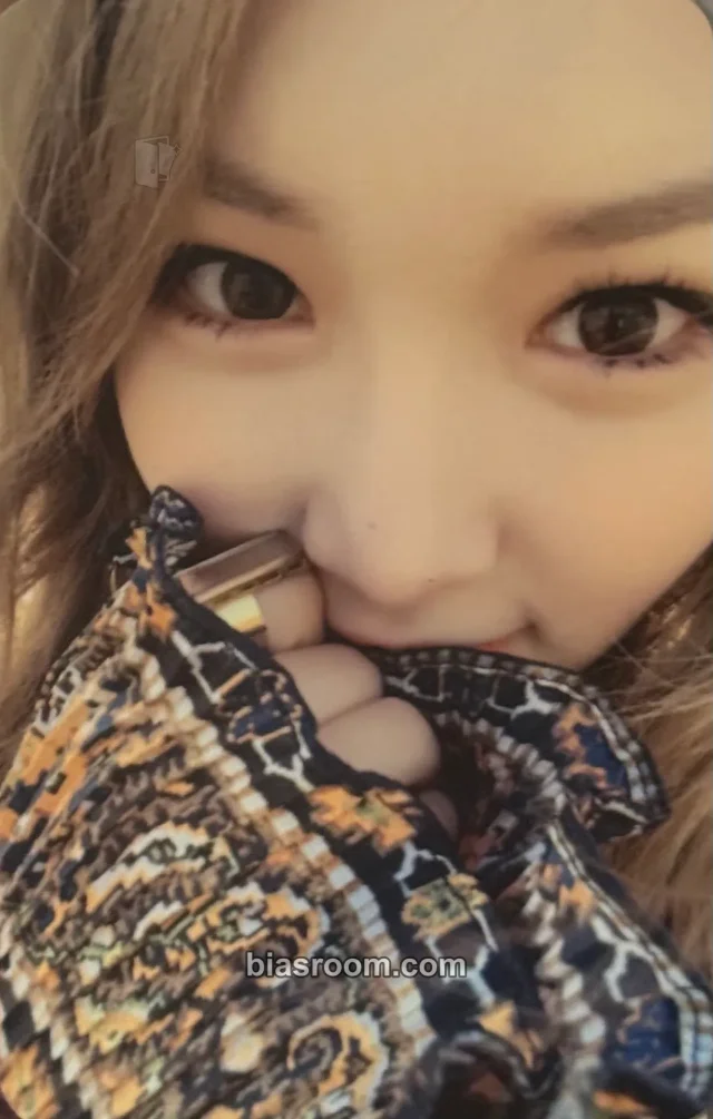 CHUNG HA - CHUNG HA - Hands on Me Album album photocard