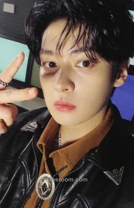 Lee Know KARMA Photocard - Stray Kids - Stray Kids K-pop photocard