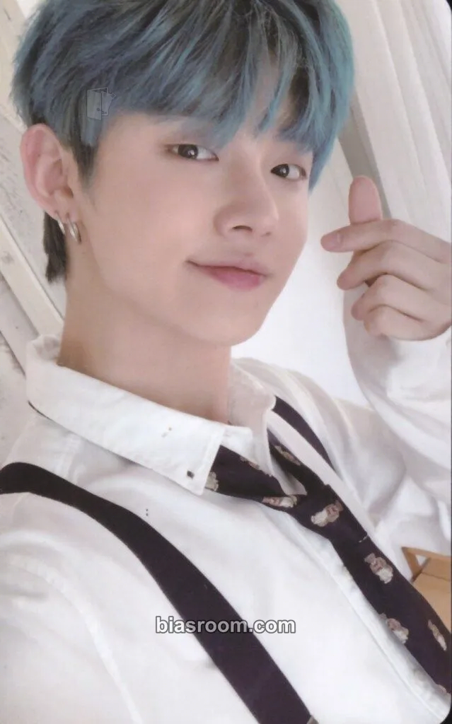 Yeonjun Season's Greetings 2020 Photocard - TOMORROW X TOGETHER - TOMORROW X TOGETHER K-pop photocard