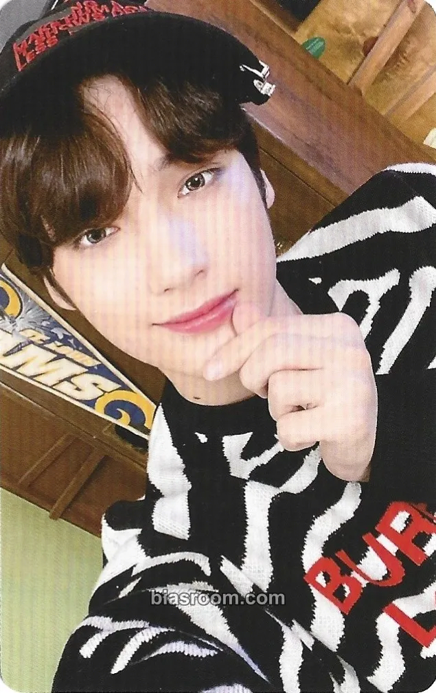 Huening Kai Season's Greetings 2021 Photocard - TOMORROW X TOGETHER - TOMORROW X TOGETHER K-pop photocard