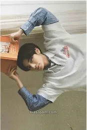 Taehyun Season's Greetings 2023 Photocard - TOMORROW X TOGETHER - TOMORROW X TOGETHER K-pop photocard