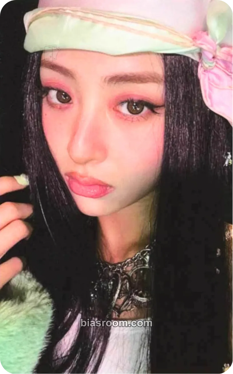 Huh Yunjin EASY Photocard - LE SSERAFIM - LE SSERAFIM K-pop photocard