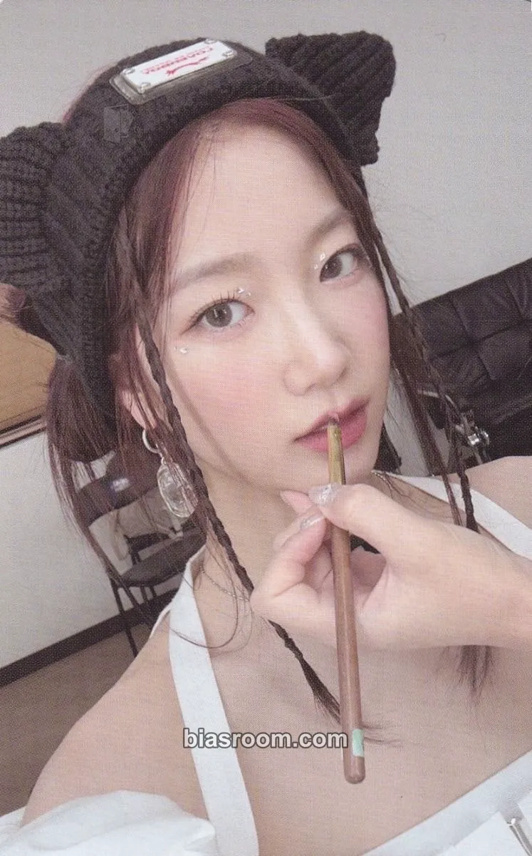 Kazuha EASY Photocard - LE SSERAFIM - LE SSERAFIM K-pop photocard