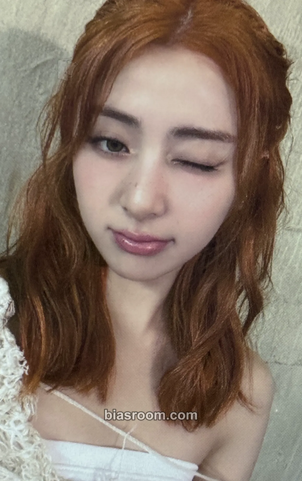 Huh Yunjin EASY Photocard - LE SSERAFIM - LE SSERAFIM K-pop photocard