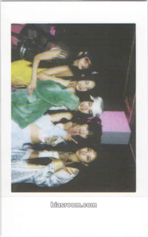 EASY Photocard - LE SSERAFIM - LE SSERAFIM K-pop photocard